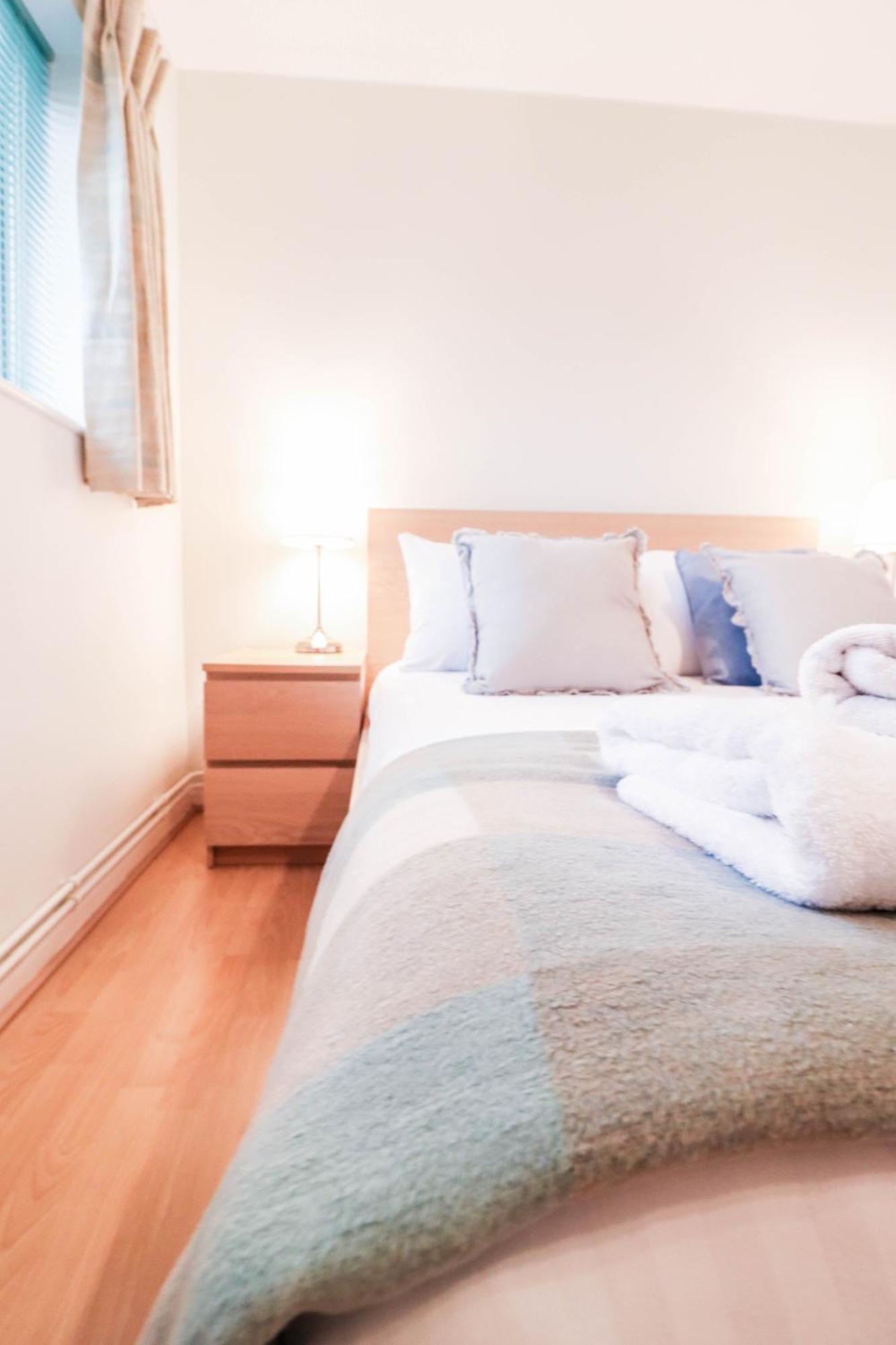 Bright And Spacious Contractor House L Parking! Borehamwood Exterior foto