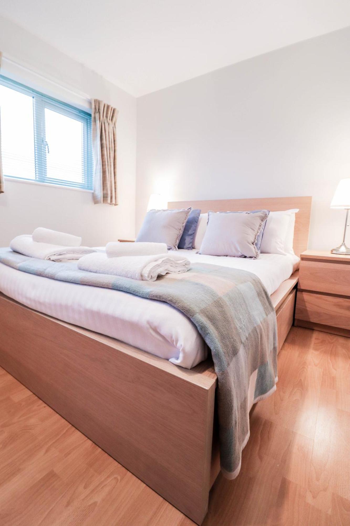Bright And Spacious Contractor House L Parking! Borehamwood Exterior foto